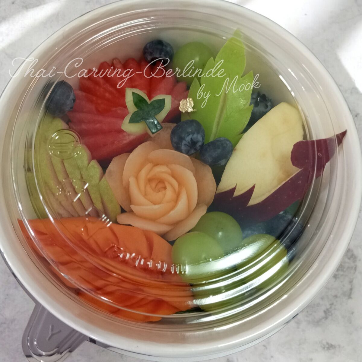 Servierfertige Obstdekoration